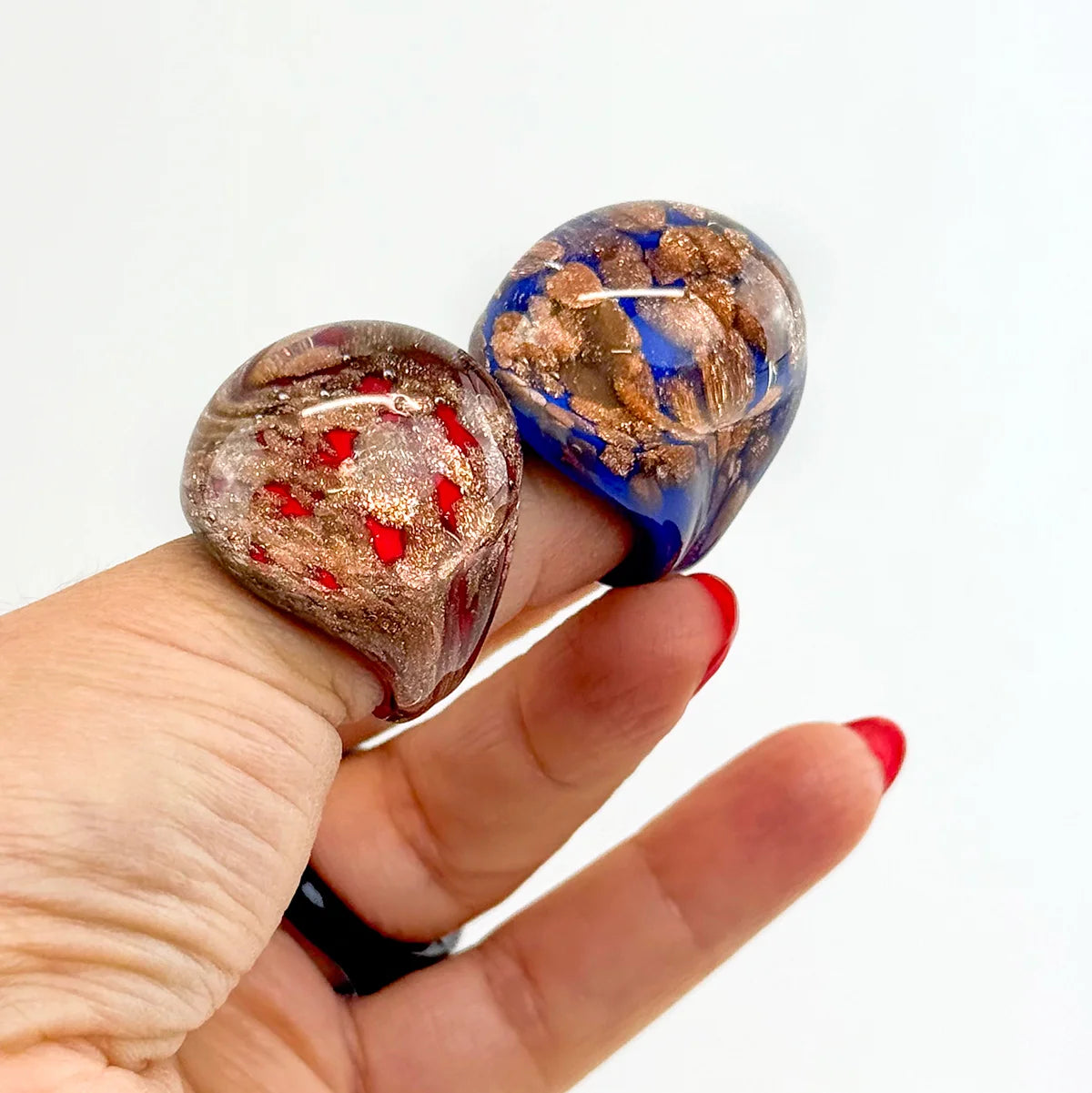 Hand wearing a Bombato Avventurina Murano glass ring by My Italian Decor, featuring vibrant aventurina glass and intricate craftsmanship.
