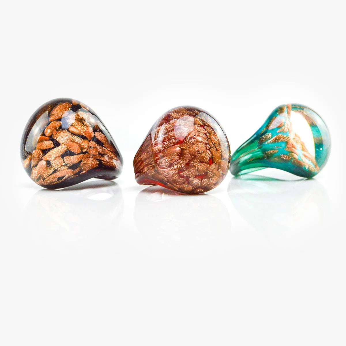 Close-up of Bombato Avventurina Murano glass ring by My Italian Decor, showcasing the vibrant aventurina glass and craftsmanship.