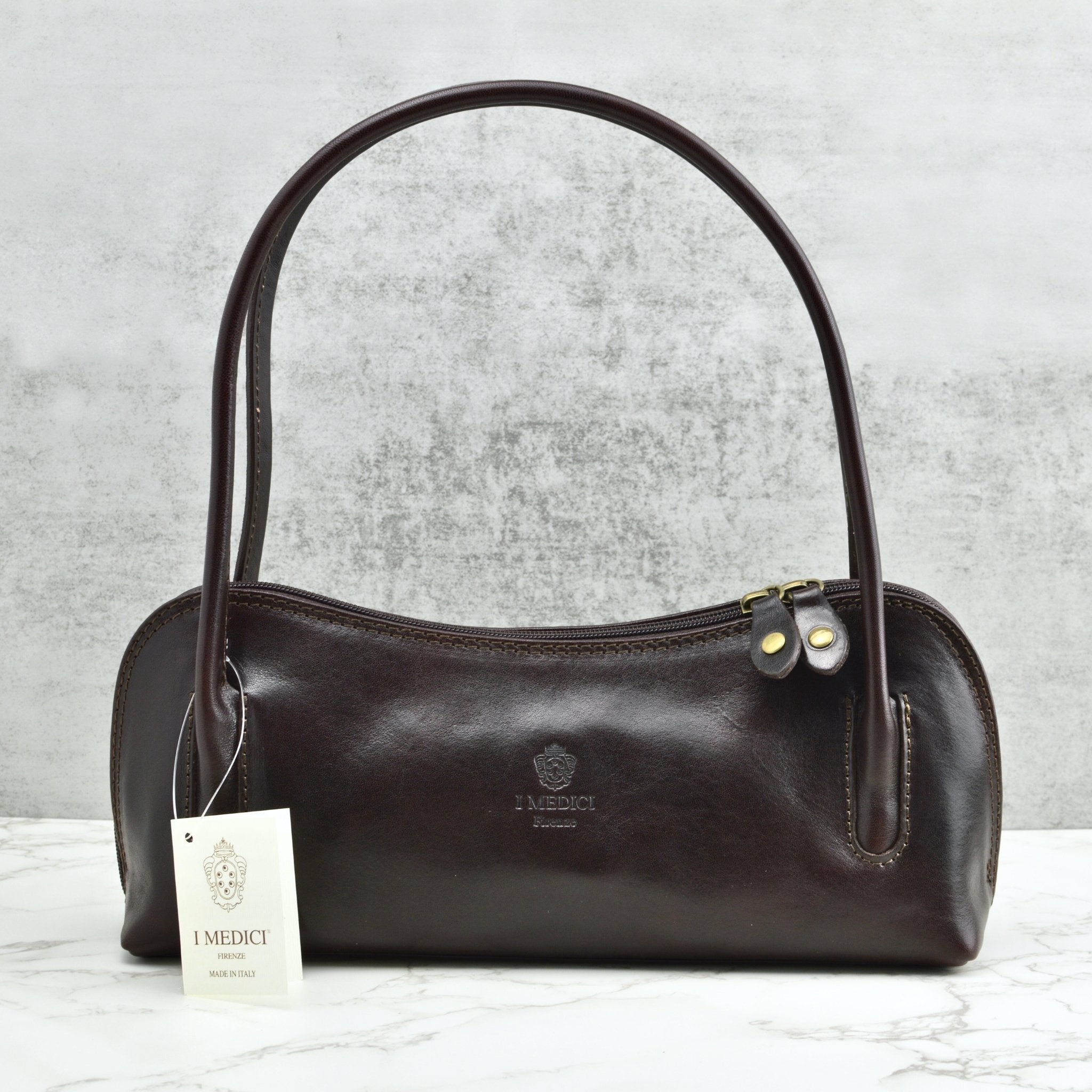 Brown Carina shoulder bag made of Italian leather, stylish handbag with sleek design and top handle for everyday use.