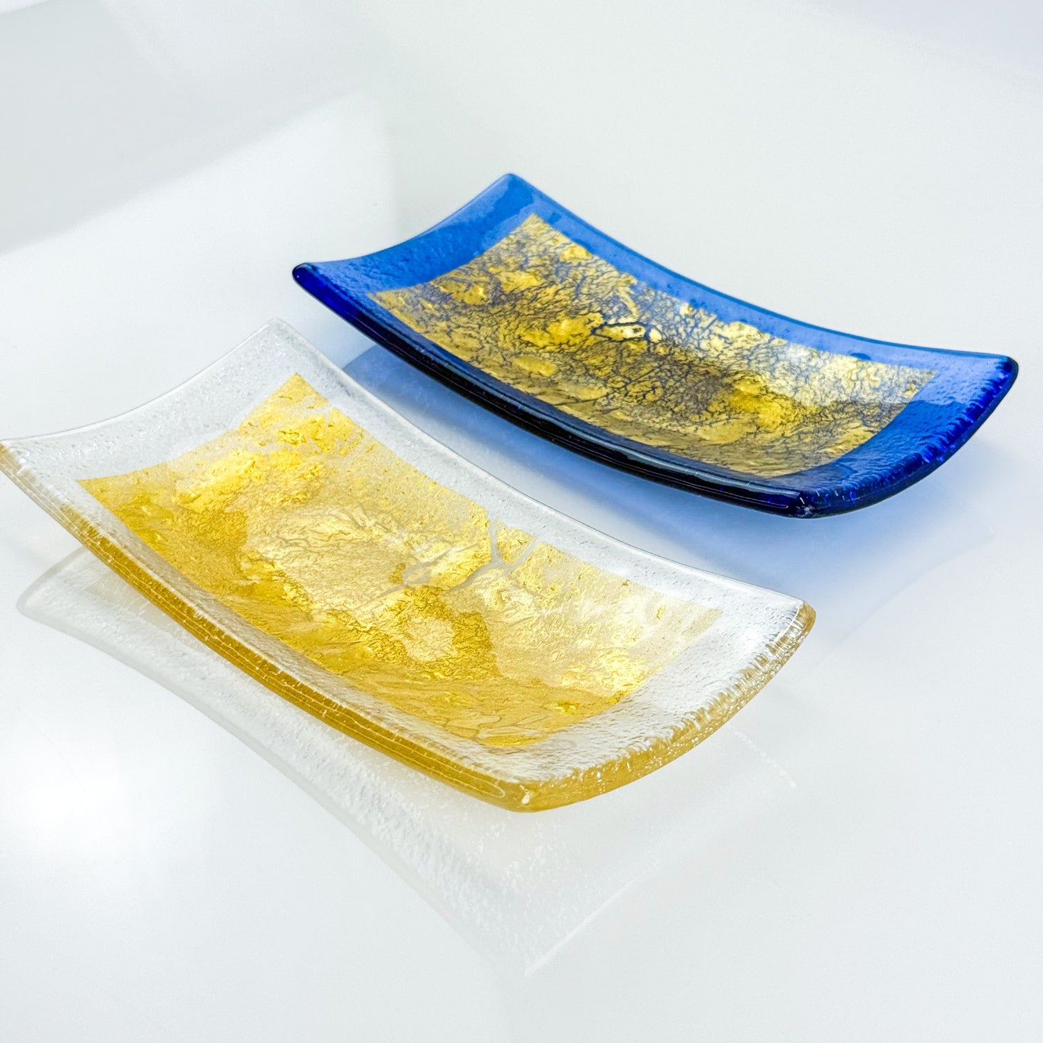 Rectangular Murano glass decorative tray with 24-karat gold accents, crafted in Italy by My Italian Decor.