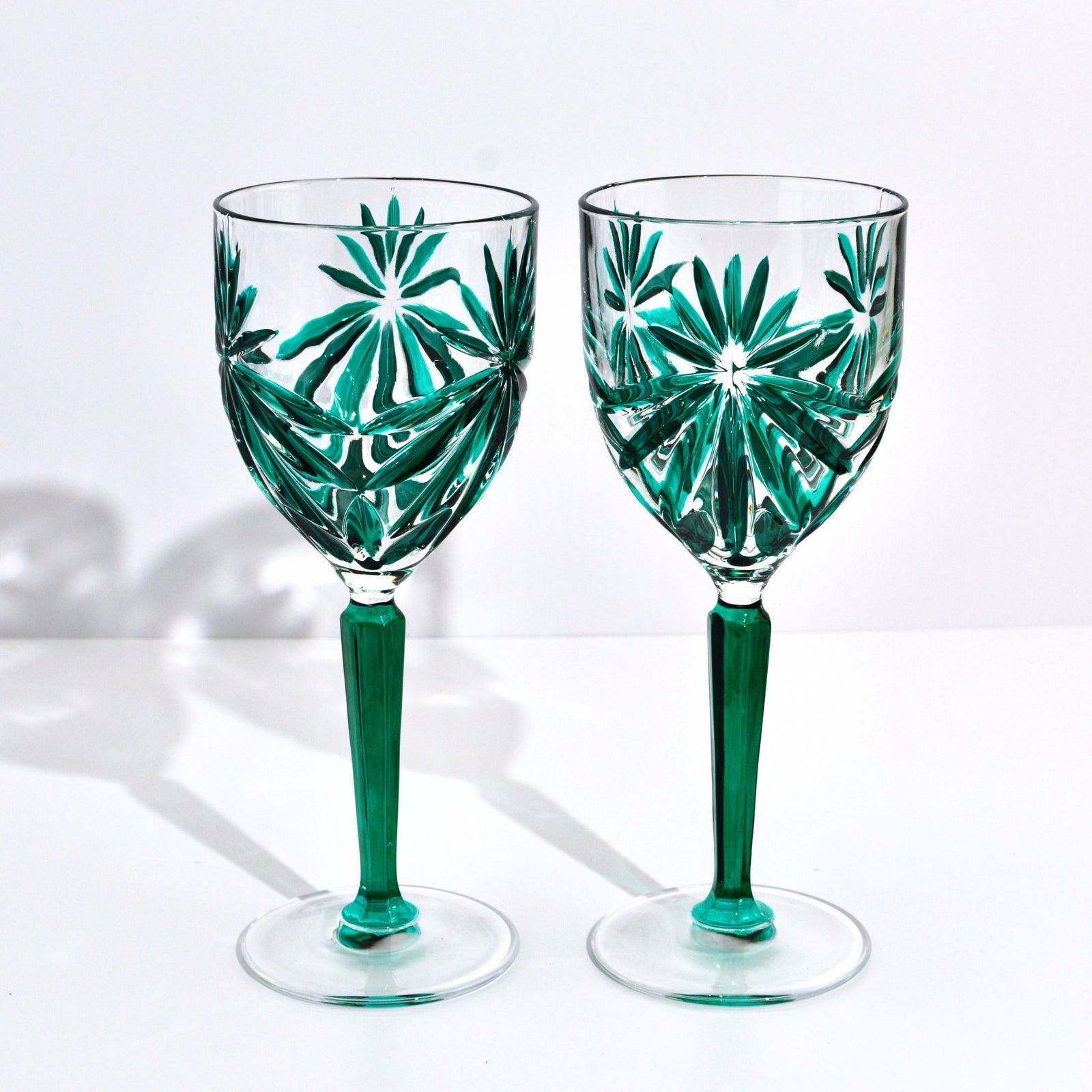 Elegant emerald green Starburst wine glasses by DZ, hand-painted Italian crystal goblets for fine wine enjoyment.