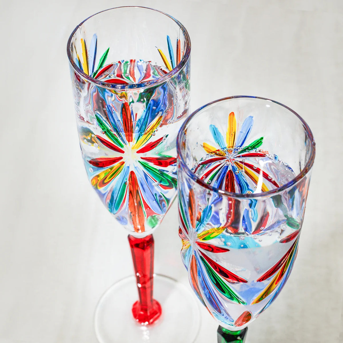 Set of two DZ Starburst Champagne flutes with a modern design, made in Italy, featuring clear glass and elegant starburst pattern