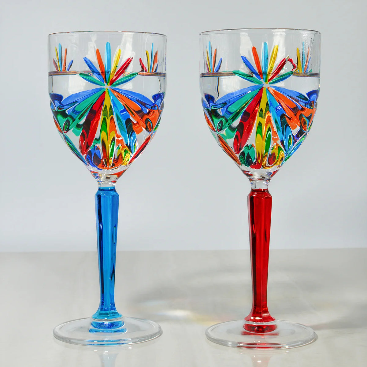 Set of 2 DZ hand-painted Italian crystal wine glasses with starburst design, elegant stemware for wine drinking.
