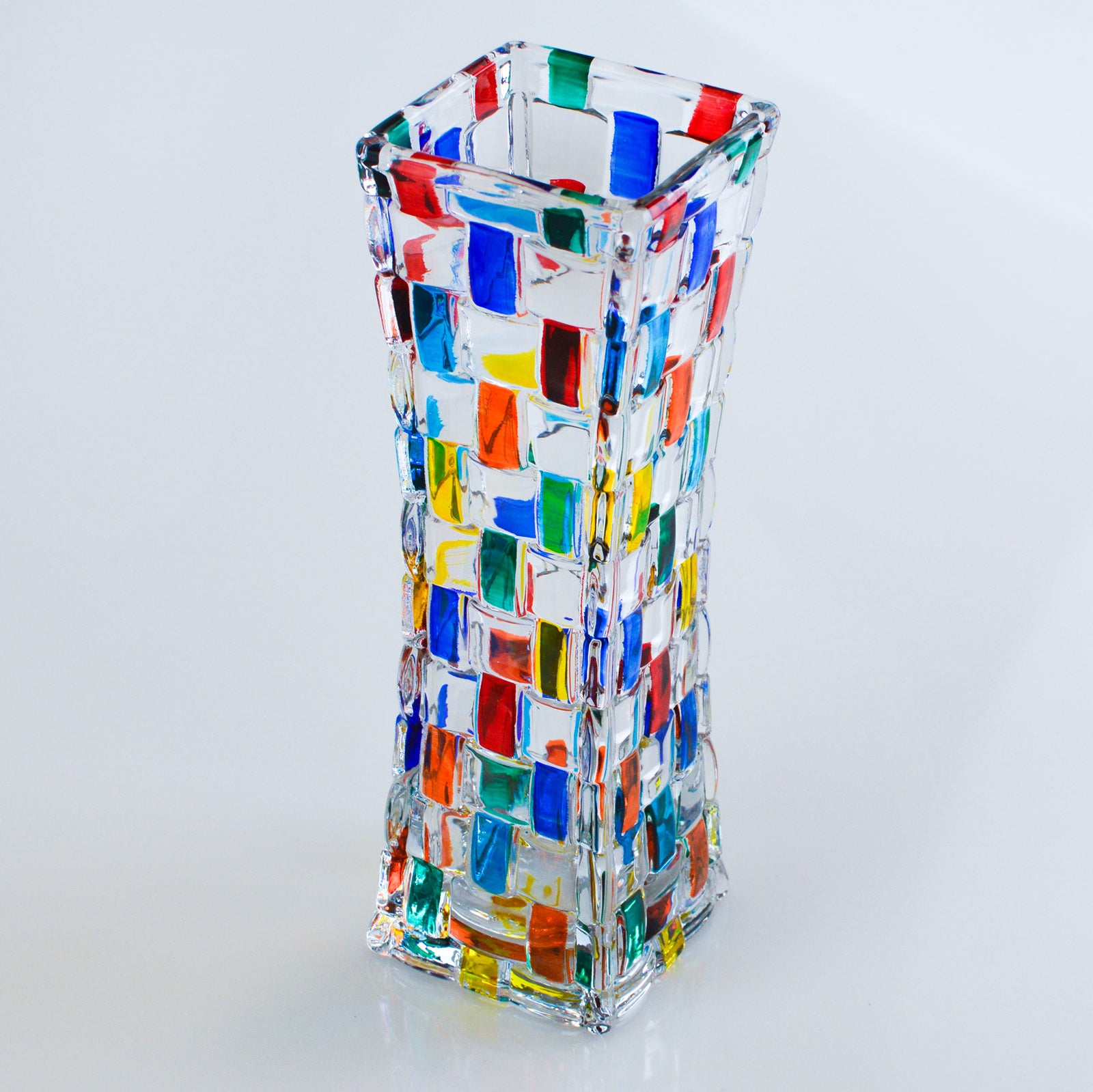 Elegant curved Bossanova Italian crystal vase by DZ, showcasing its smooth shape and clear, high-quality crystal craftsmanship.