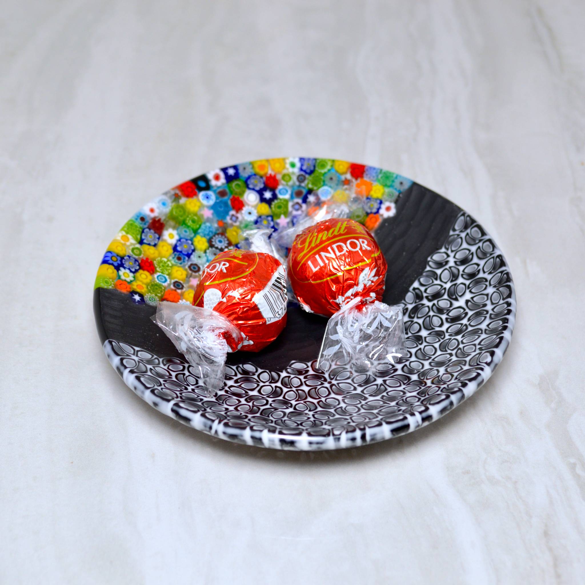 Round Murano Glass Luca Dish with Millefiori, Black, Made in Italy - My Italian Decor