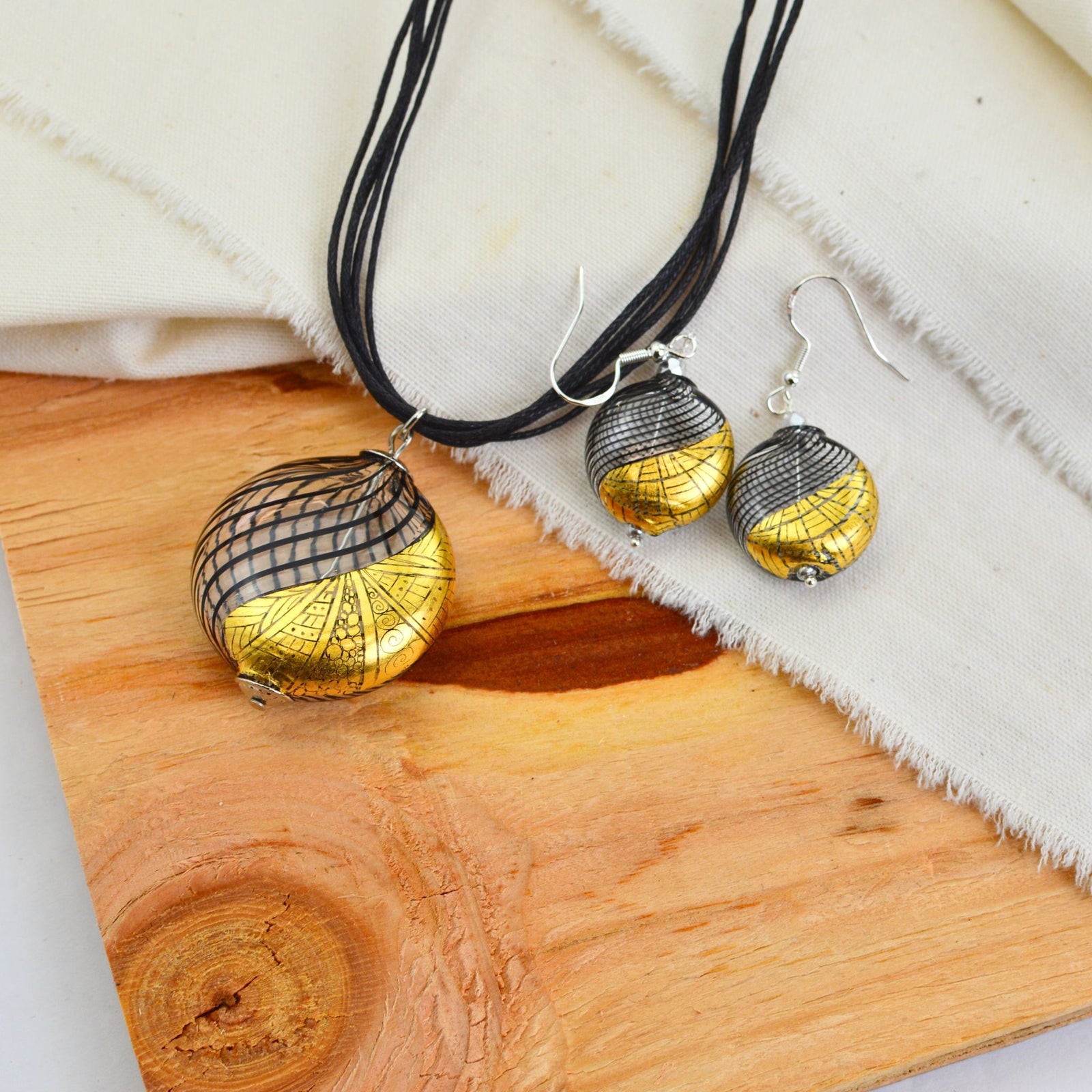 Murano Glass Aria Necklace and Earrings, Black & Gold, Handcrafted in Italy - My Italian Decor