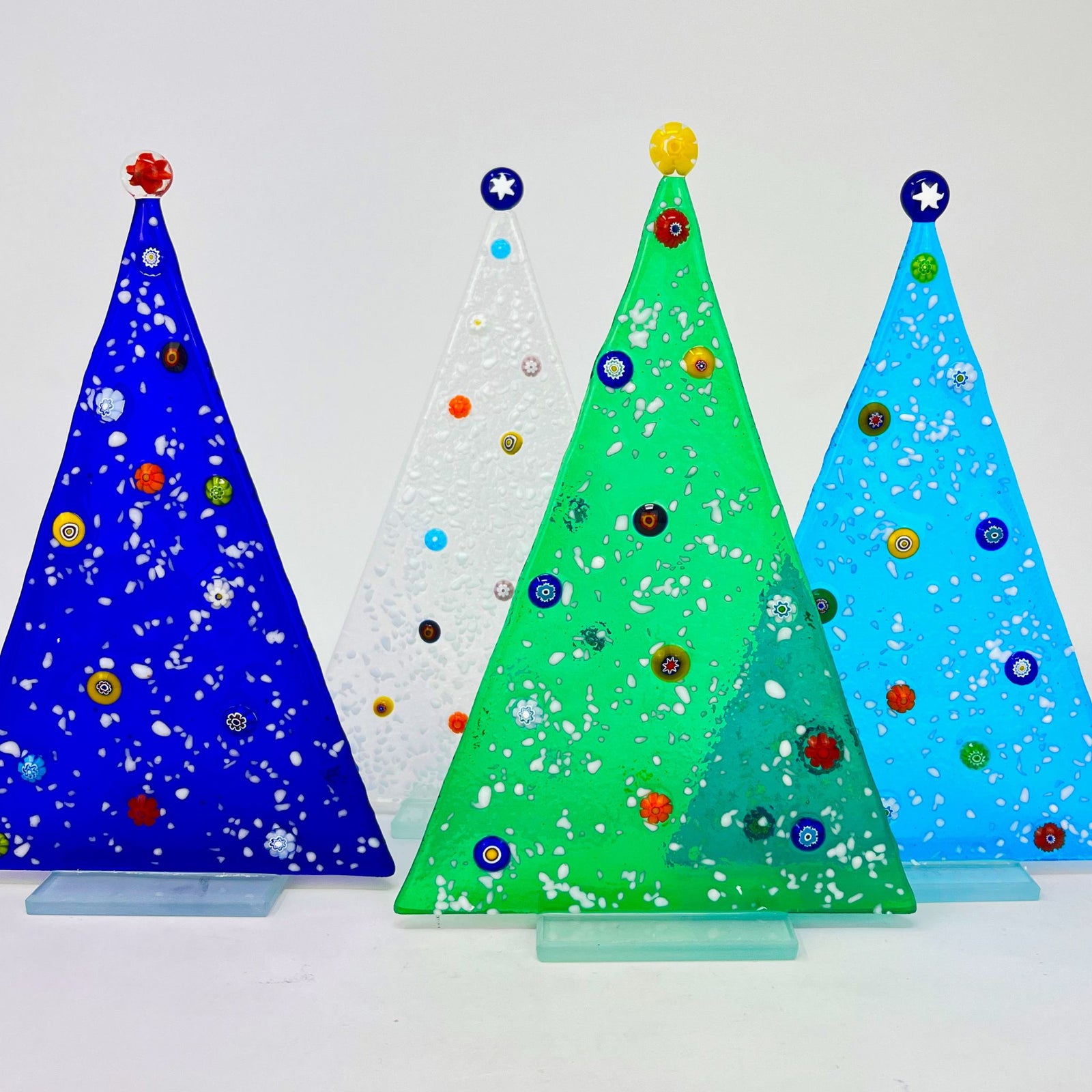 Murano glass flat Christmas tree with snowy design and colorful millefiori mosaics, perfect for holiday seasonal decorations.