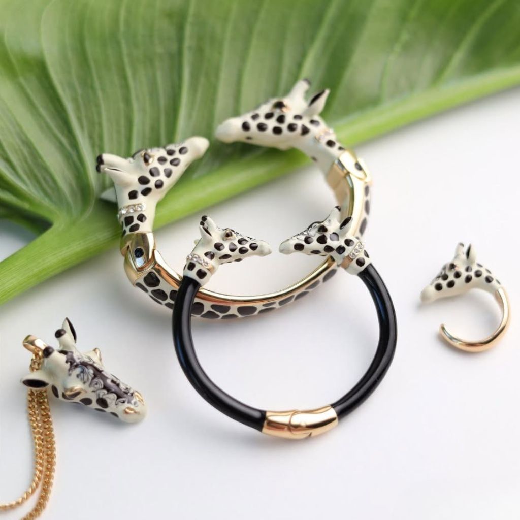 Giraffe enamel jewelry set by My Italian Decor, featuring colorful giraffe-themed jewelry pieces made in Italy.