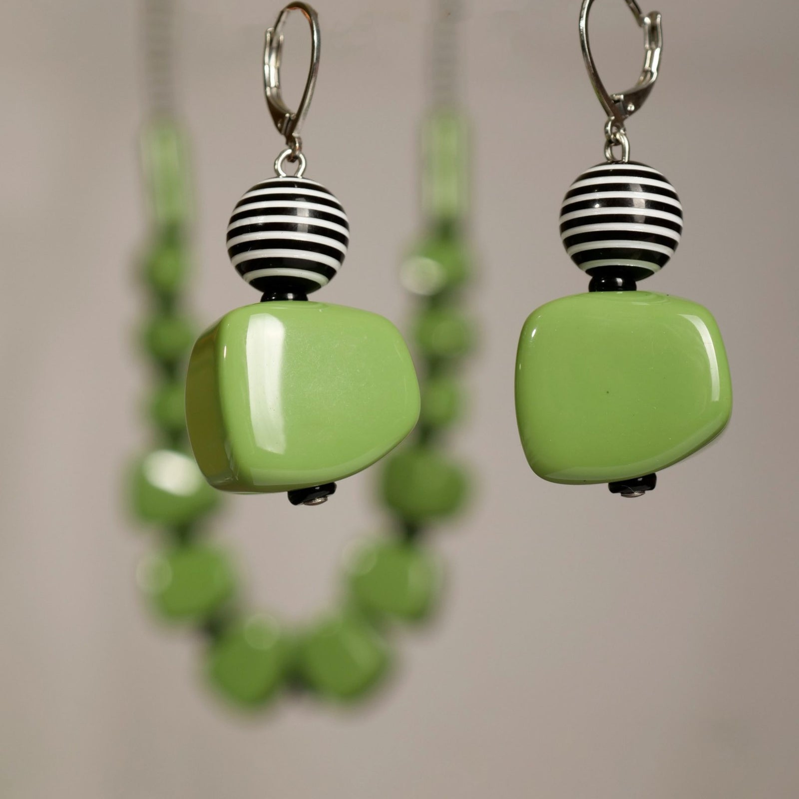 Green jewelry set featuring earrings, bracelet, and necklace from My Italian Decor, handcrafted Italian jewelry set.