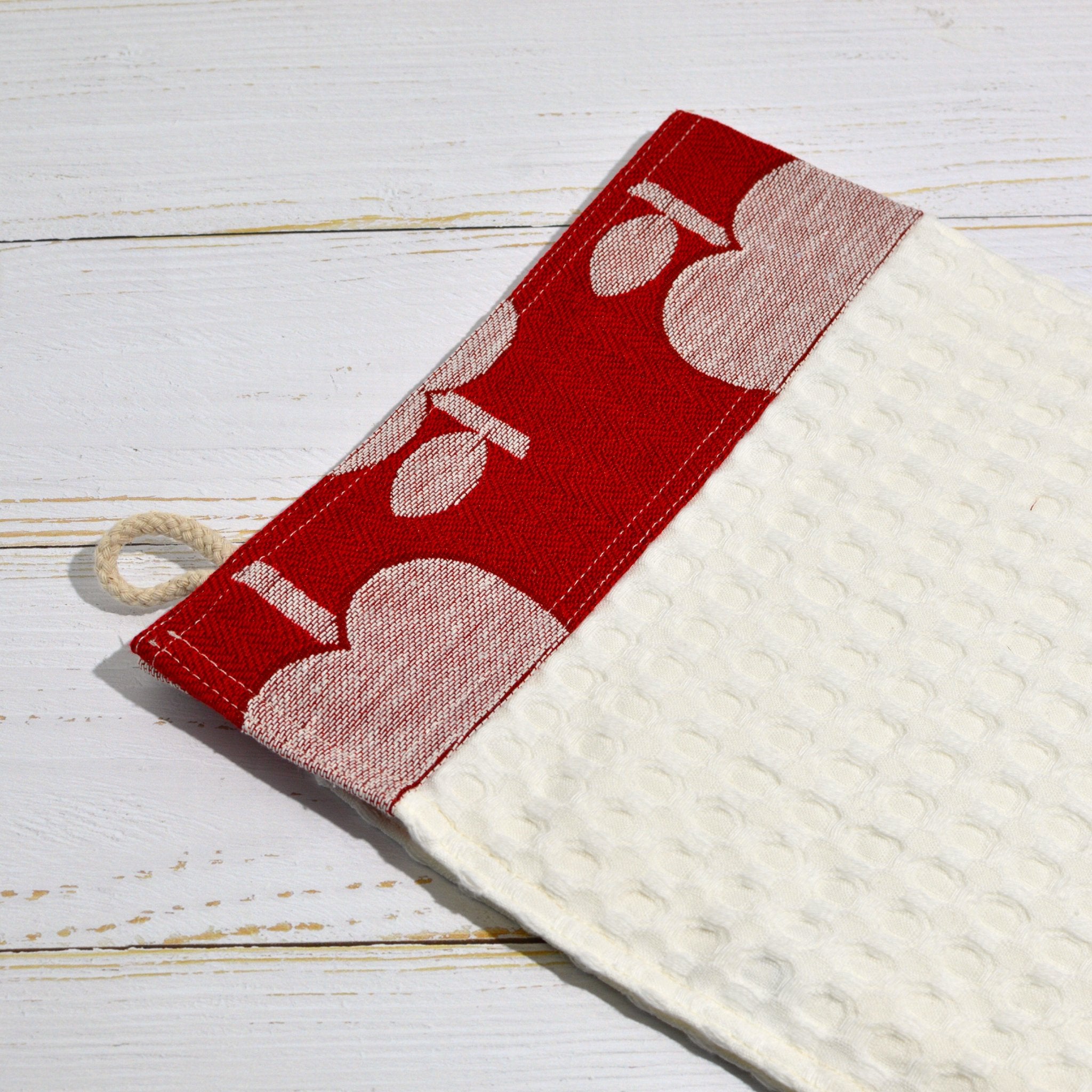 Red apple printed kitchen towel from My Italian Decor, colorful kitchen linen made in Italy.