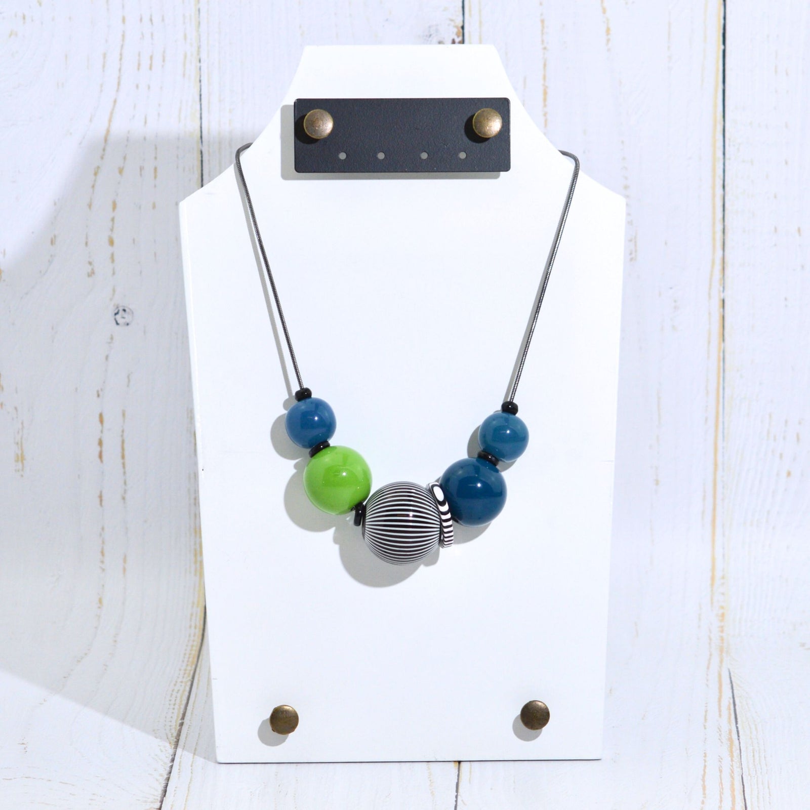 Handcrafted Anna Sphere Necklace from My Italian Decor, elegant jewelry set featuring a stylish sphere pendant.