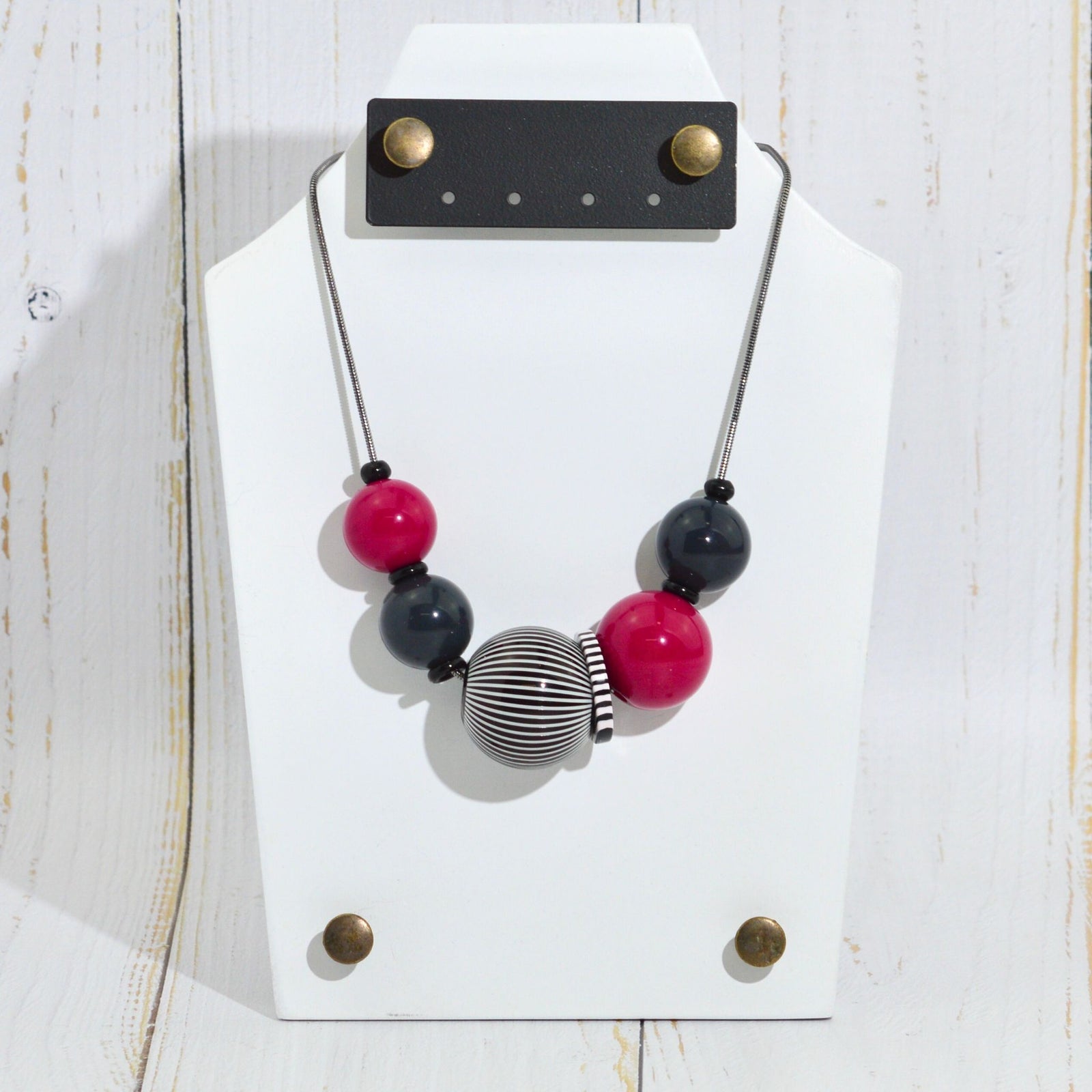 Handcrafted Anna Sphere Necklace from My Italian Decor, elegant jewelry set featuring a stylish sphere pendant.