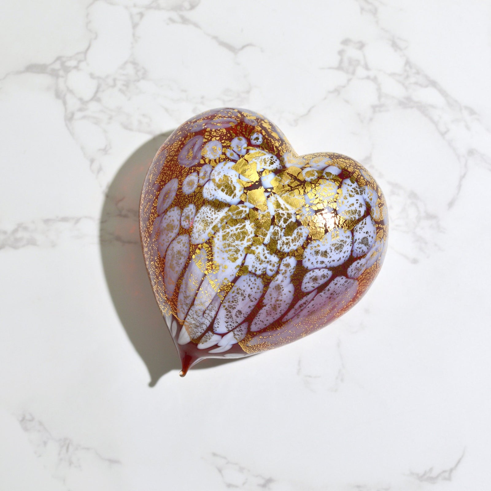 Murano blown glass heart figurine with macchia design, adorned with 24 kt gold patina, surrounded by tulips.
