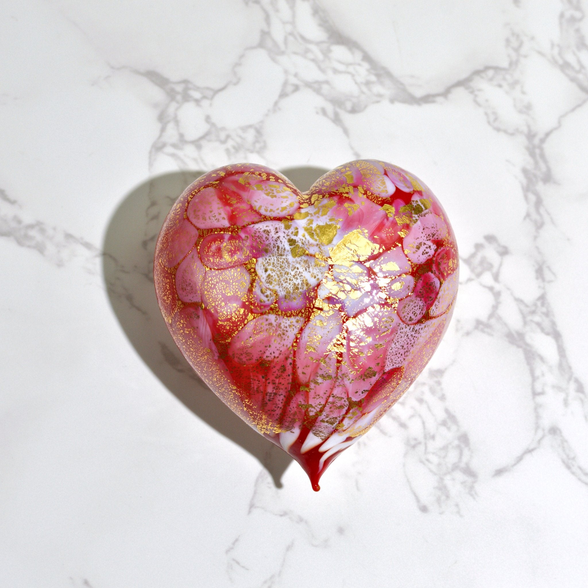 Red Murano blown glass heart figurine with macchia pattern and 24 kt gold patina, top view, handcrafted artisan decor piece