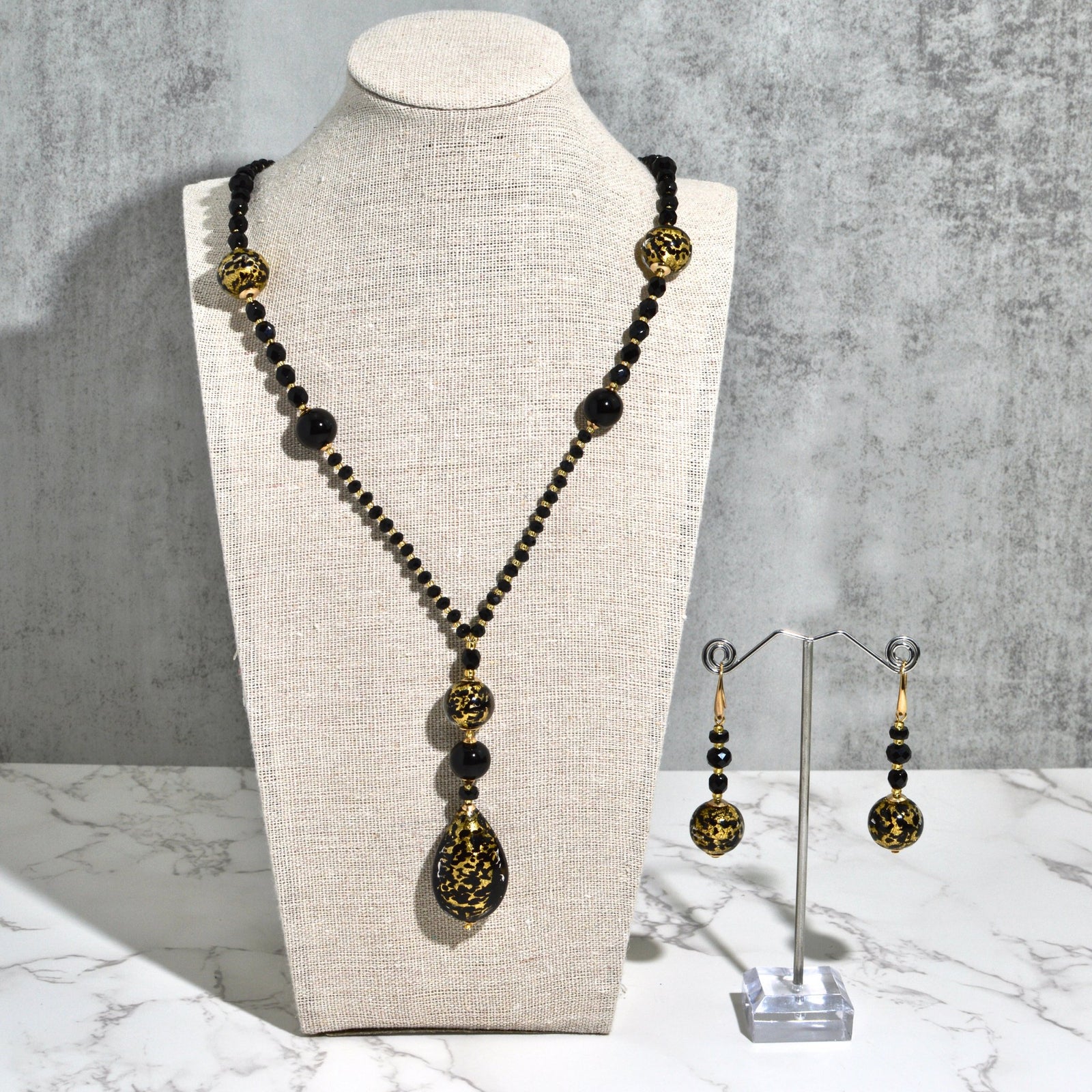 Murano glass Notte black and round bead jewelry set with necklace and earrings, featuring elegant Italian design.