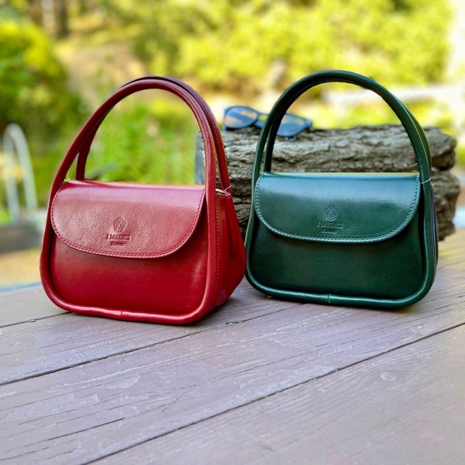 Green Nina top handle bag made of Italian leather, stylish handbag from MyItalianDecor with a sleek design and elegant handles.