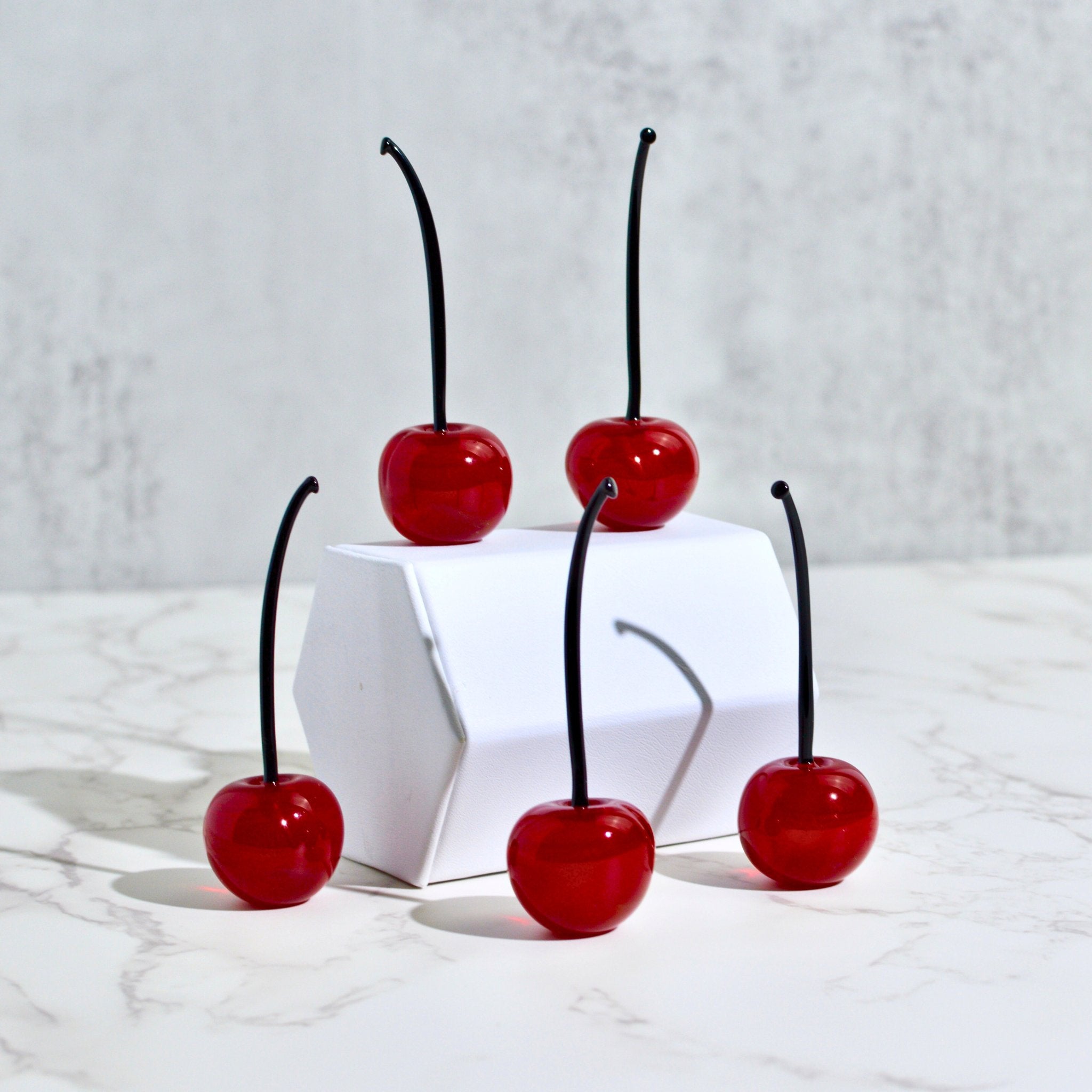 Set of five lifelike Murano glass cherries in red, made in Italy, artificial decorative flora by MyItalianDecor.