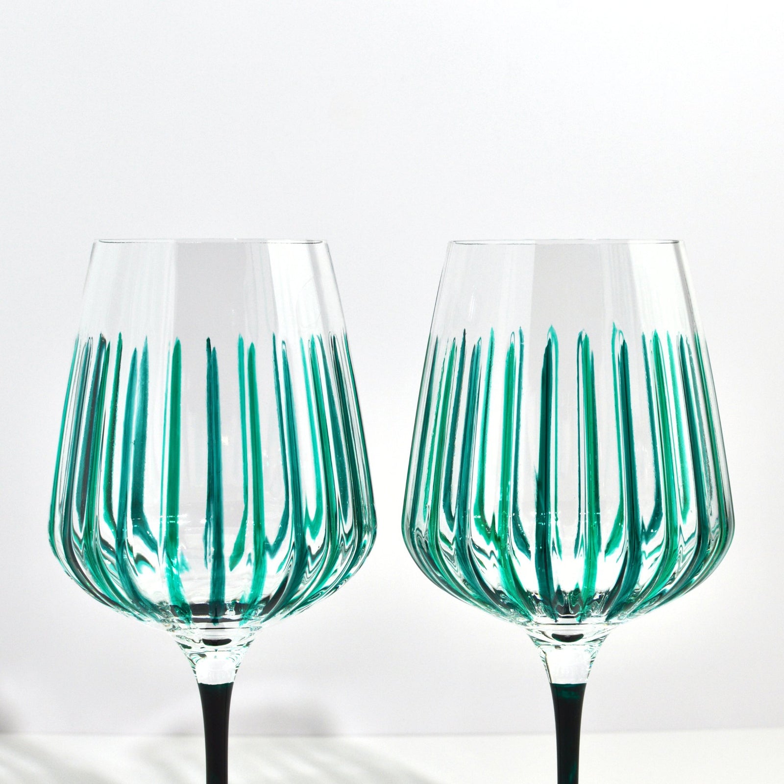 Set of 2 Italian DZ crystal wine glasses in emerald green with elegant stems, perfect for spritz and wine serving.
