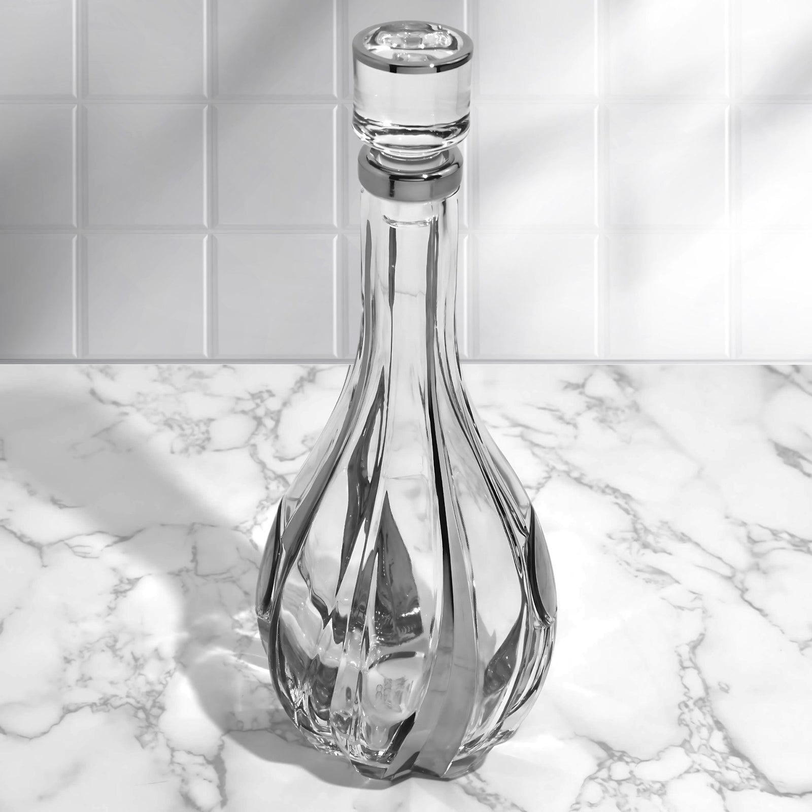 DZ Trix platinum decanter for wine or whiskey, featuring a sleek modern design and clear glass body.